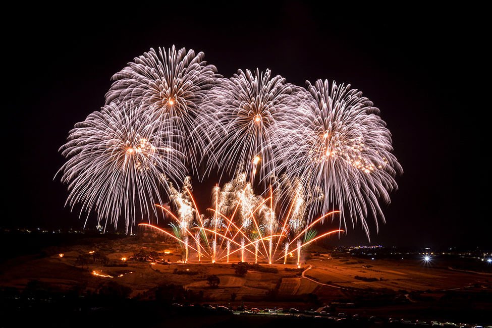 Hooray, now that's a reason to celebrate! UNESCO has declared the many festivals that take place across Gozo and Malta to be 'intangible' World Heritage. And wherever there is a real celebration on either island, a magnificent fireworks display is guaranteed to be part of it...